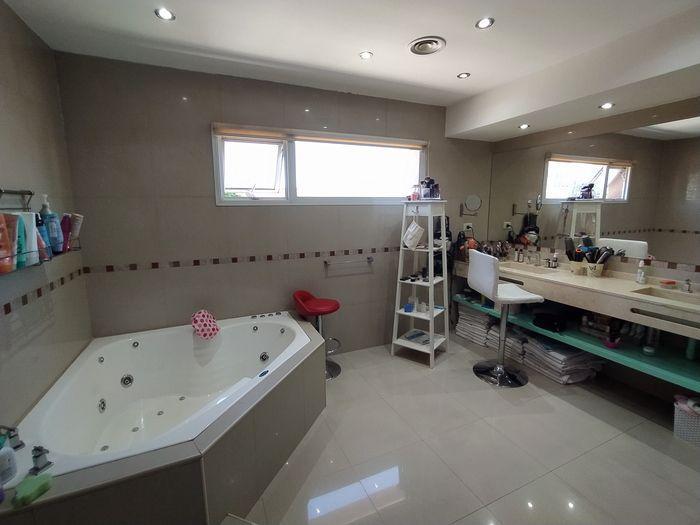 Foto de GRAN CHALET - LTE 846 M - 5 DORM - 4 BAÑOS - JARDIN LIBRE -P, imagen 5