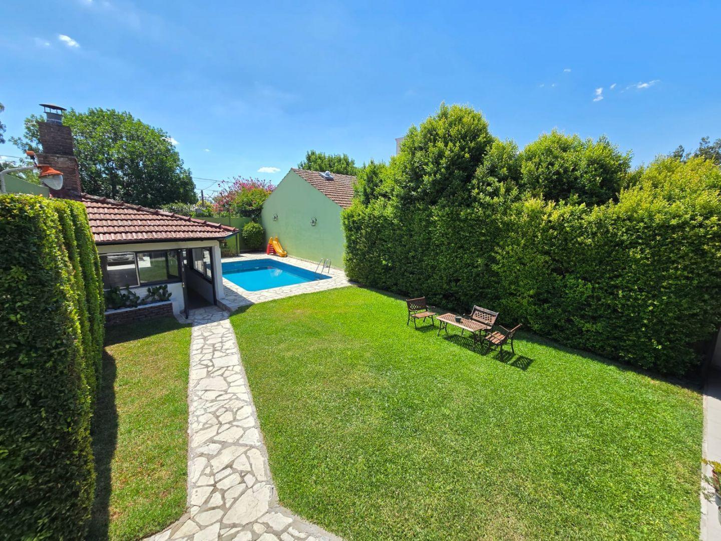 VENTA C JARDIN GRAN CHALET 10 X 43, 4 DORM, 6 BAÑOS, JARDIN PILETA CLIMATIZADA