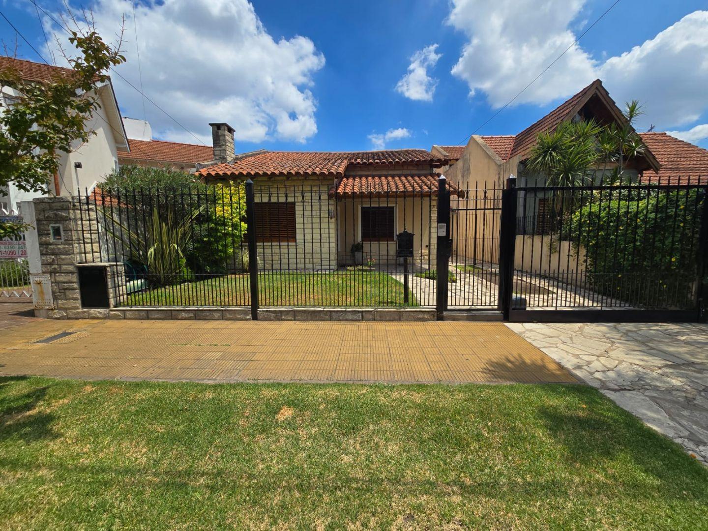 VENTA PALOMAR CHALET LOTE 449 M2 - 3 DORM - 2 BAÑOS - JARDIN LIBRE CON PISCINA