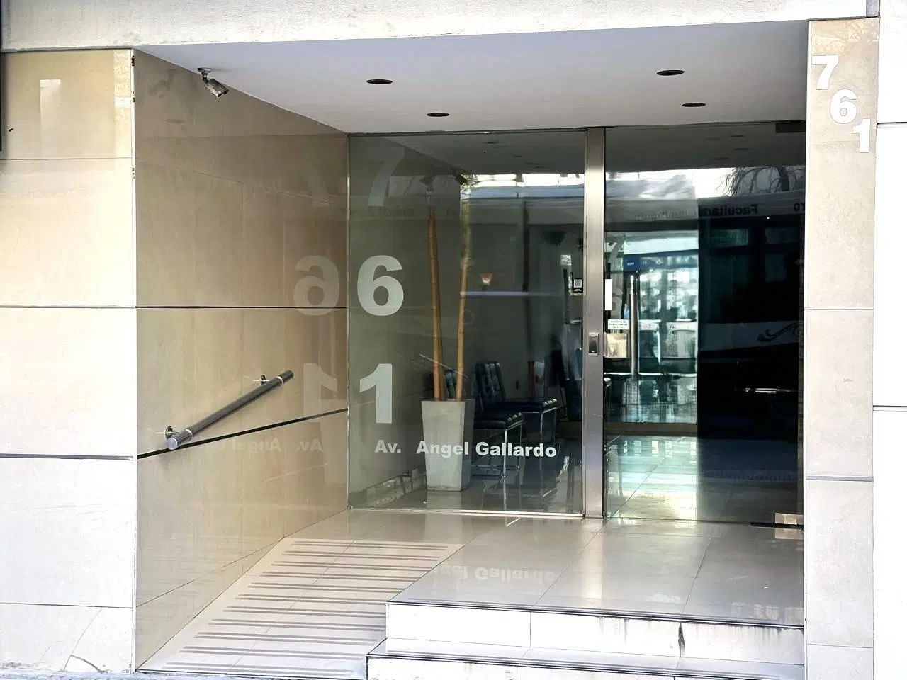 VENTA DEPARTAMENTO DE 3 AMBIENTES SOBRE AV. ANGEL GALLARDO MUY BIEN UBICADO 3