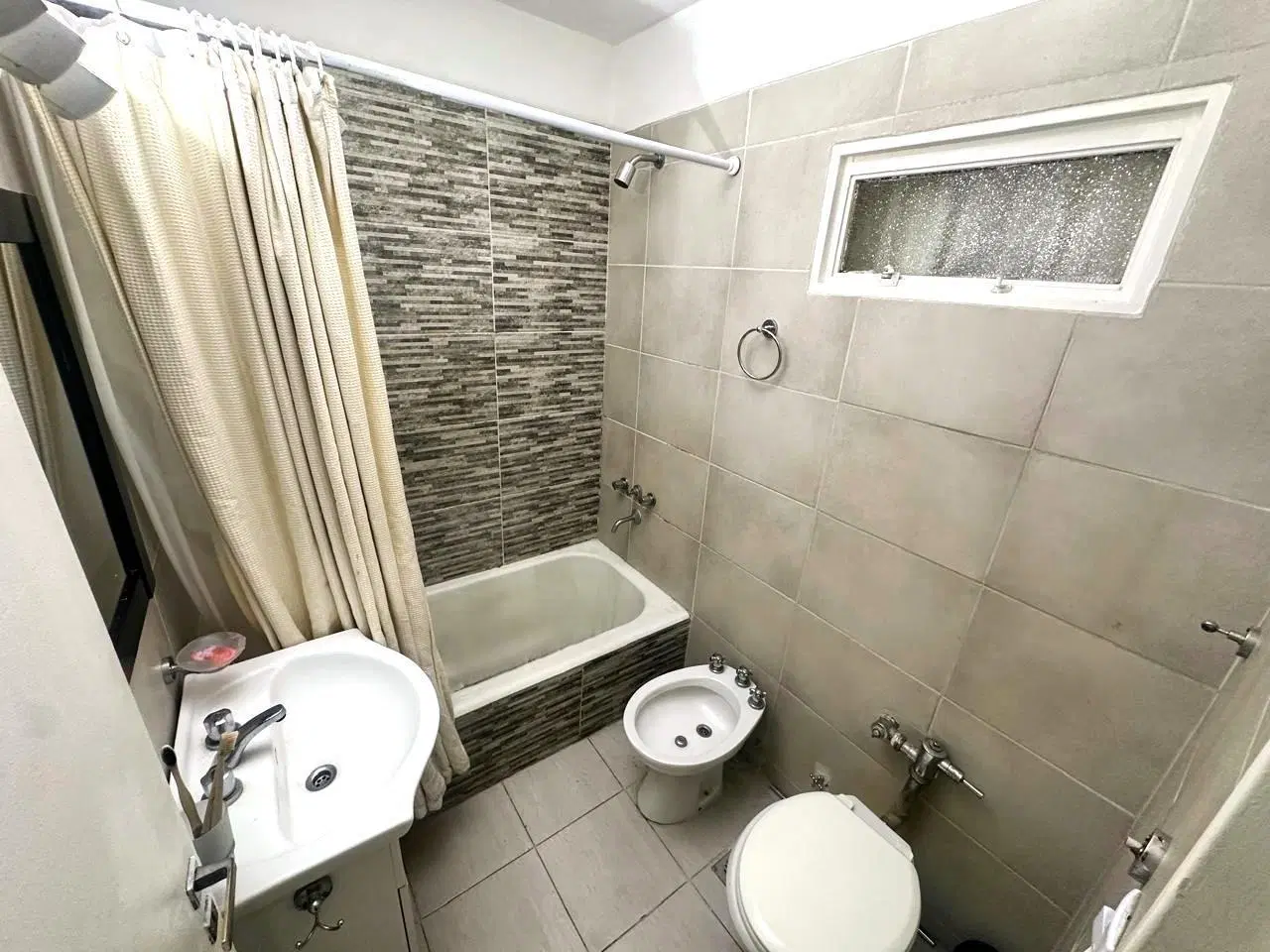 VENTA DEPARTAMENTO DE 3 AMBIENTES SOBRE AV. ANGEL GALLARDO MUY BIEN UBICADO 2