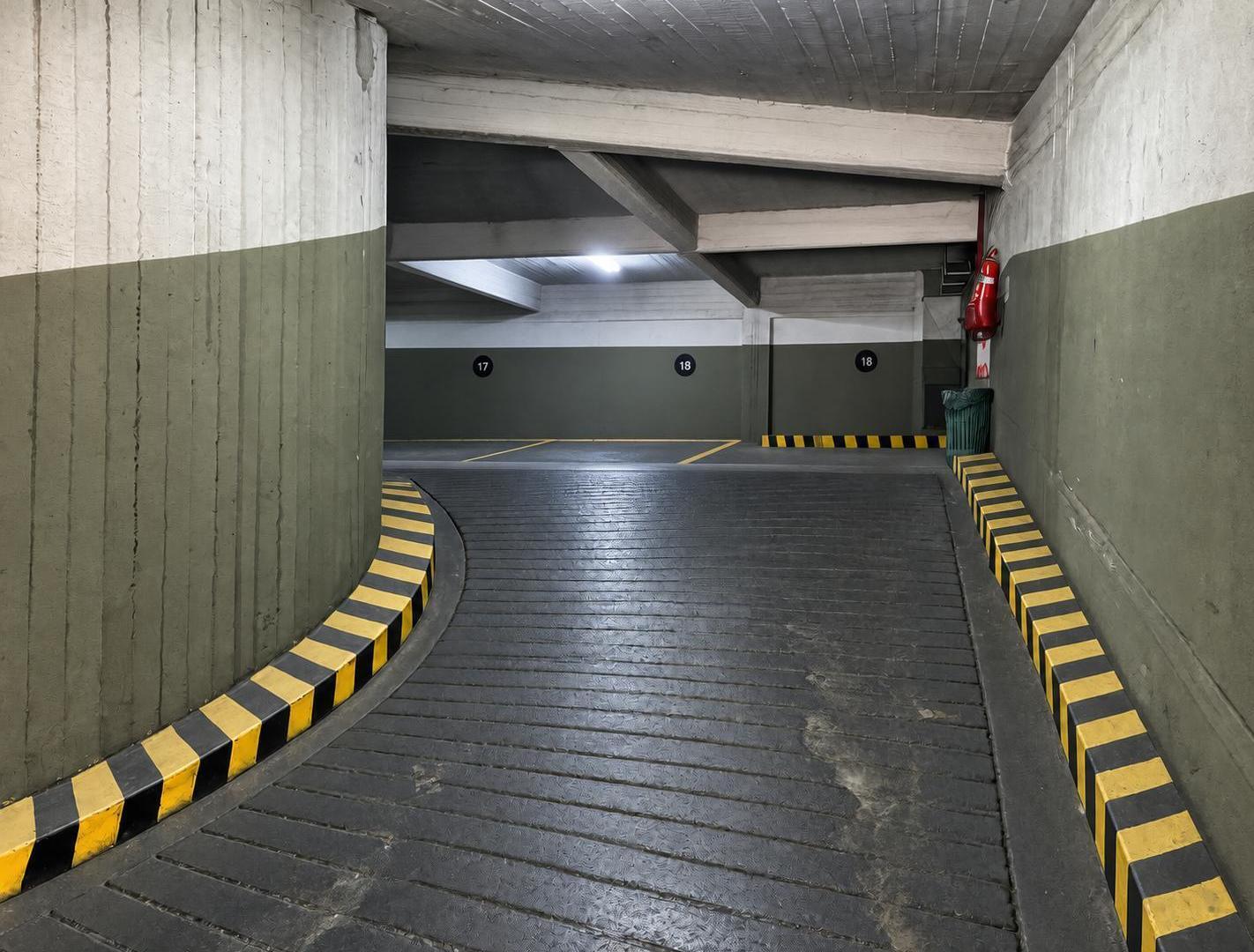 Foto de COCHERA/COCHERAS MUY BUENA UBICACION - RAMPAS AMPLIAS PARA SU ACCESO, imagen 4