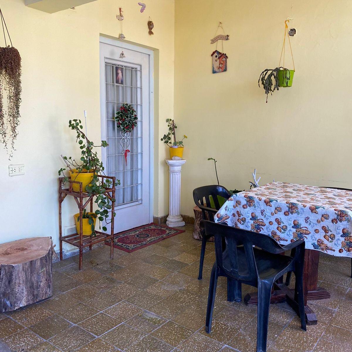 Casa + 3 Deptos - B° Malvinas, a 1 Cuadra de Av Carcano 5