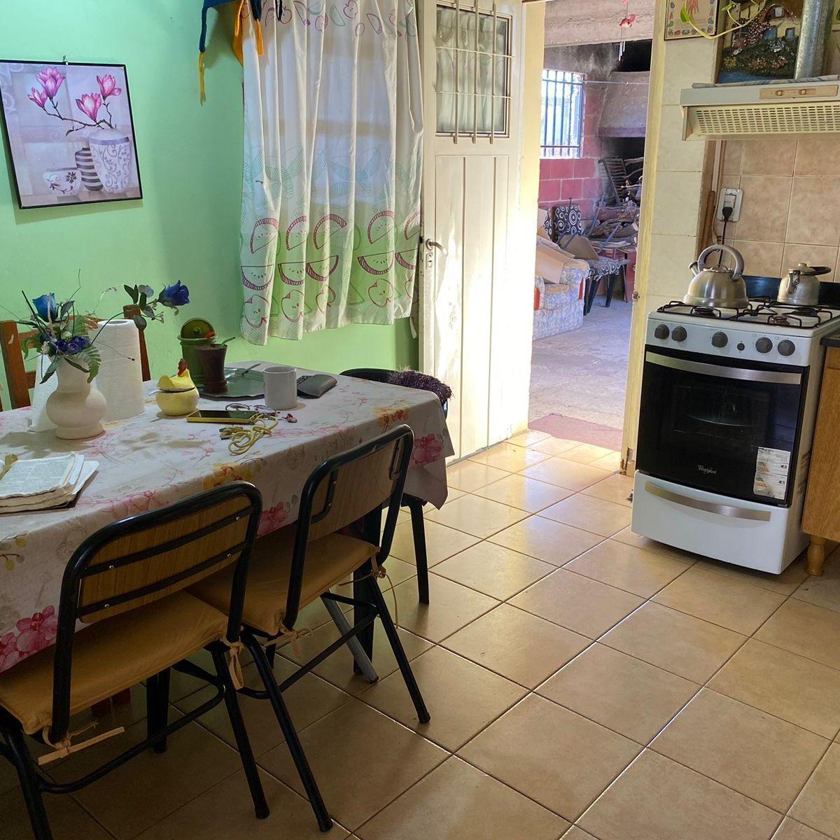 Casa + 3 Deptos - B° Malvinas, a 1 Cuadra de Av Carcano 4