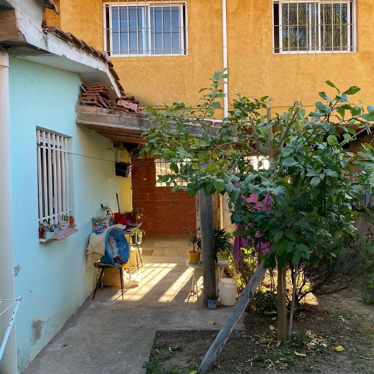 Casa + 3 Deptos - B° Malvinas, a 1 Cuadra de Av Carcano 5