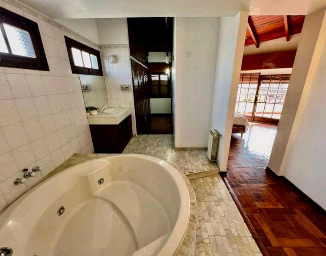Gran Casa - 4 Dorm. (Uno en Suite) - Pileta - B. Santa Rita 2