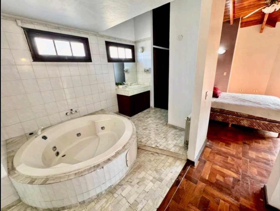 Gran Casa - 4 Dorm. (Uno en Suite) - Pileta - B. Santa Rita 4