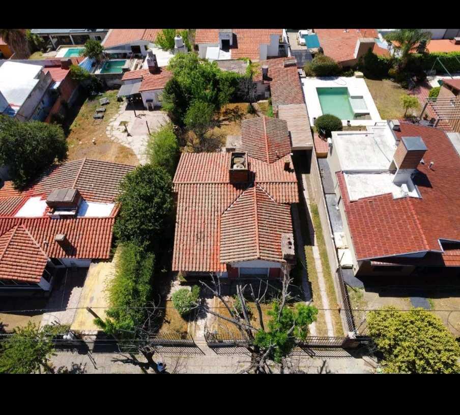 Oportunidad Casa en Barrio Malvinas con Hermoso Terreno 1