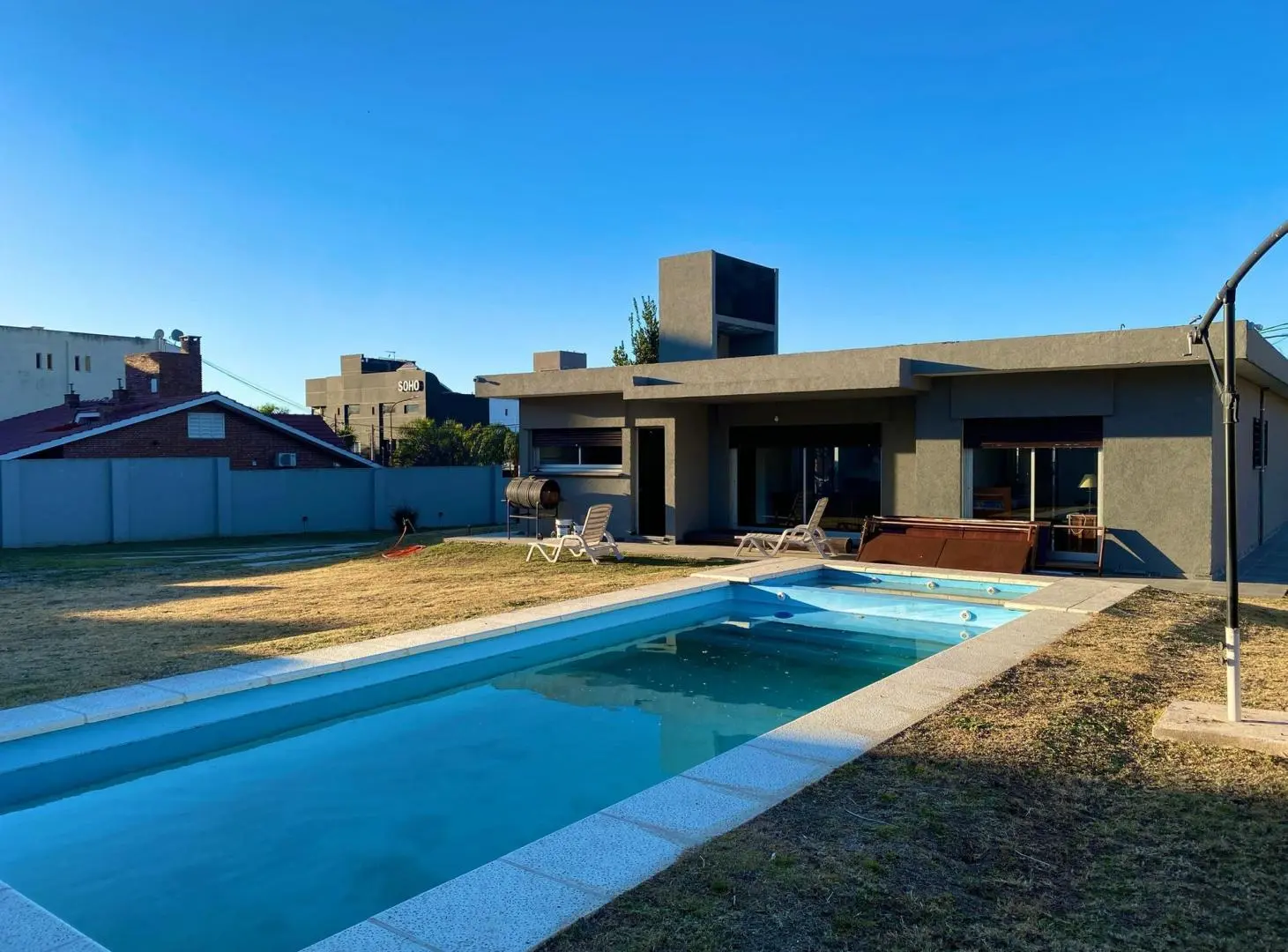 Casa de categoria, Barrio la cuesta. 3 dorm, cochera 4 autos 1