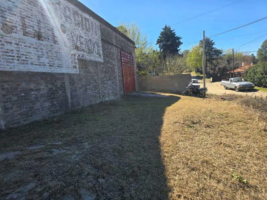 Oportunidad vendo galpon con baño y gran lote con vista 4