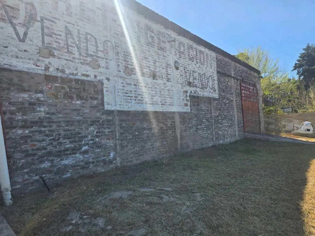 Oportunidad vendo galpon con baño y gran lote con vista 2