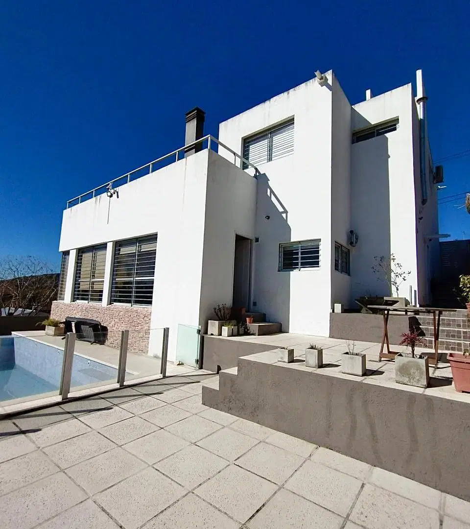 APTA CREDITO - CASA CON 5 DORMITORIOS, FANTASIO, CARLOS PAZ 1