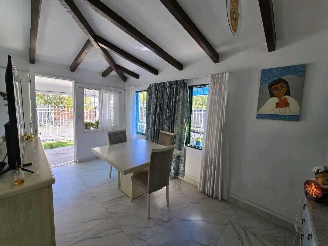 Foto de VENTA – CASA 3 DORMITORIOS EN BARRIO VILLA DOMÍNGUEZ hermosa, imagen 2