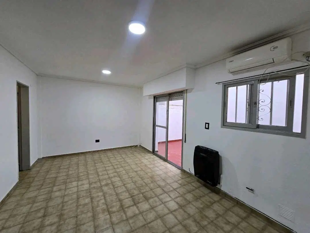 VENTA–MONOAMBIENTE EN PLENO CENTRO
Excelente ubicación,a pasos peatona 3