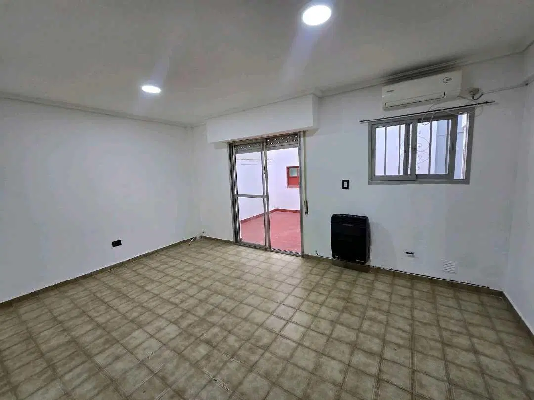 VENTA–MONOAMBIENTE EN PLENO CENTRO
Excelente ubicación,a pasos peatona 2