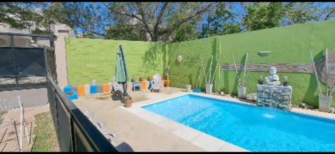 IMPORTANTE PROPIEDAD EN COSTA AZUL–2 CASAS + DPTO, PILETA Y GRAN PARQU