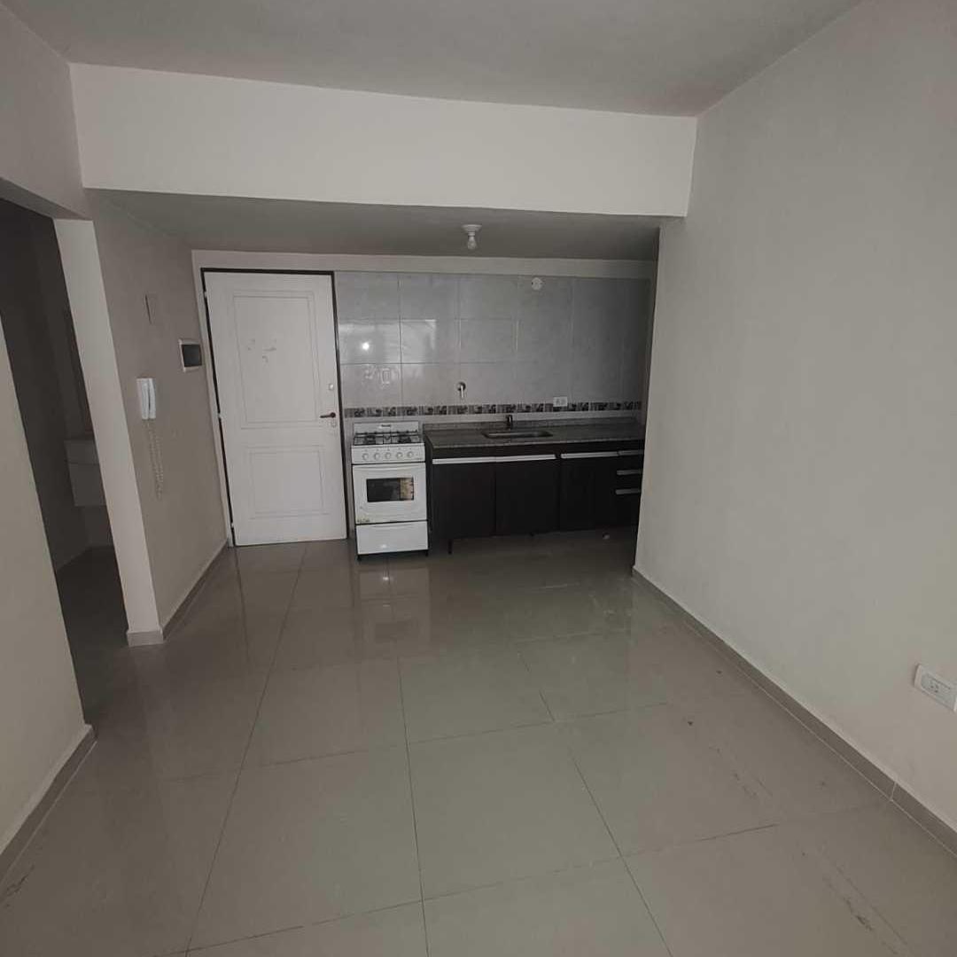DEPARTAMENTO EN VENTA SOBRE AV. SAN MARTÍN – CON COCHERA Y PILETAExce