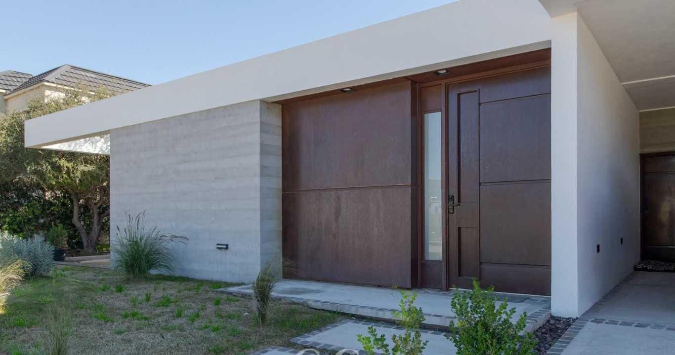Foto de VENTA | CASA DE CATEGORÍA A ESTRENAR Country Carlos Paz Golf, imagen 1