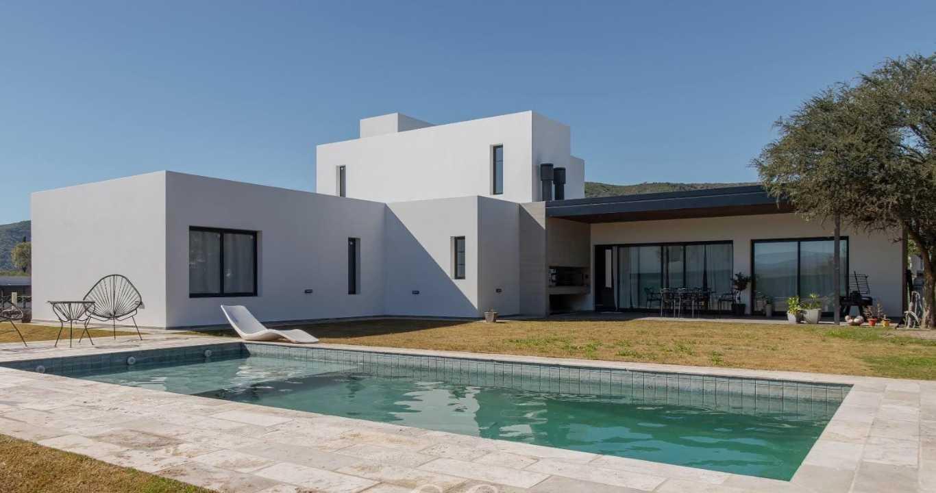 Foto de VENTA | CASA DE CATEGORÍA A ESTRENAR Country Carlos Paz Golf, imagen 2