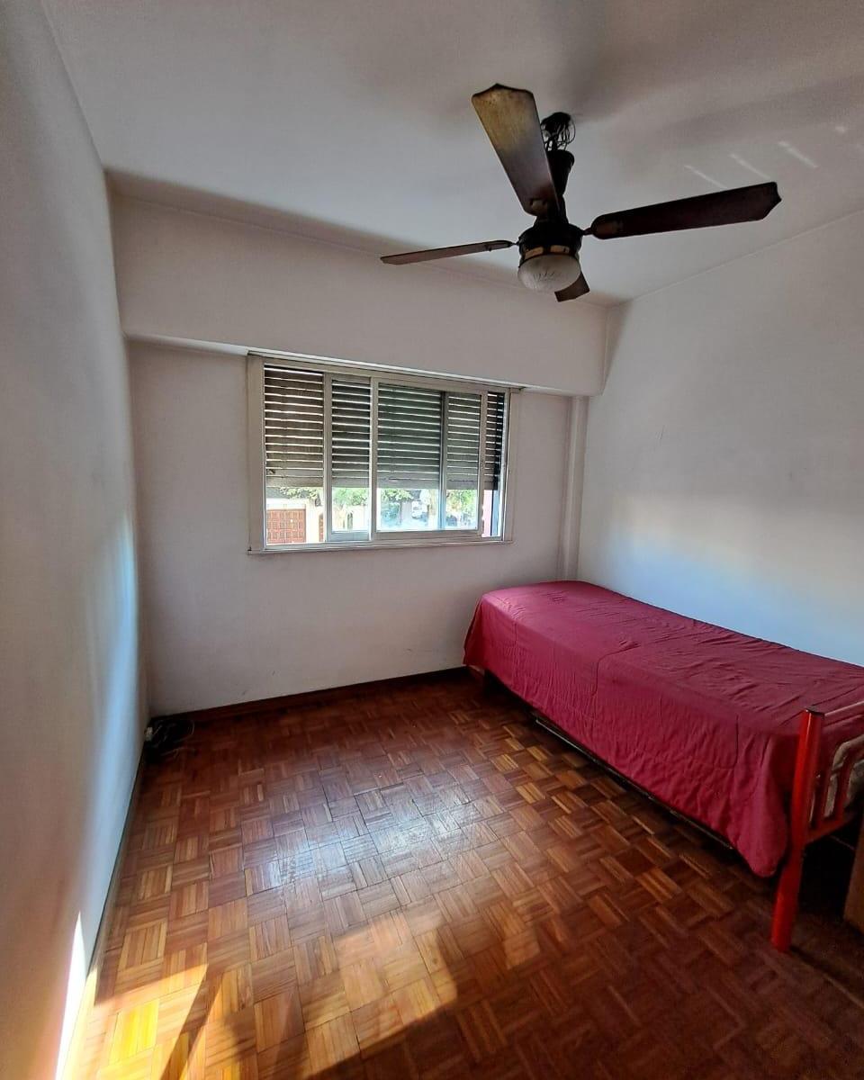 Muy buen 3 ambientes al frente con balcón 1er piso por escalera