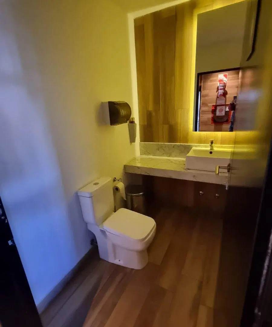 Amplio 2 ambientes con balcón y toilette en alquiler. Amenties 3