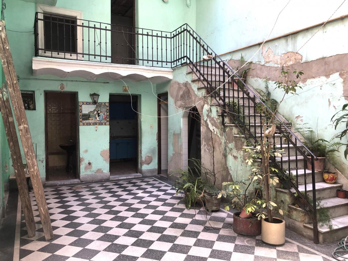 OPORTUNIDAD! PH de 4 ambientes con patio, a reciclar, en Barracas!