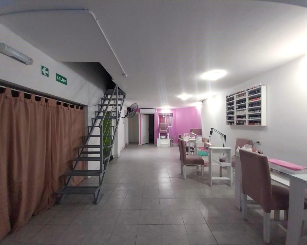 Excelente local comercial, con entrepiso, sótano y patio en Barracas