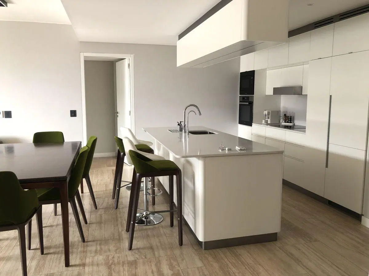 Departamento de 3 ambientes con 2 cocheras y 1 baulera en Oceana 4