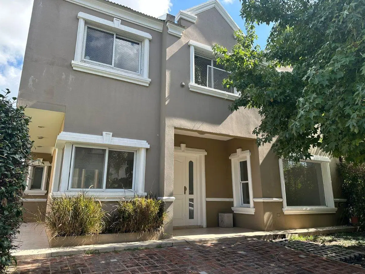 CASA EN VENTA BARRIO LA ARAUCARIA 2