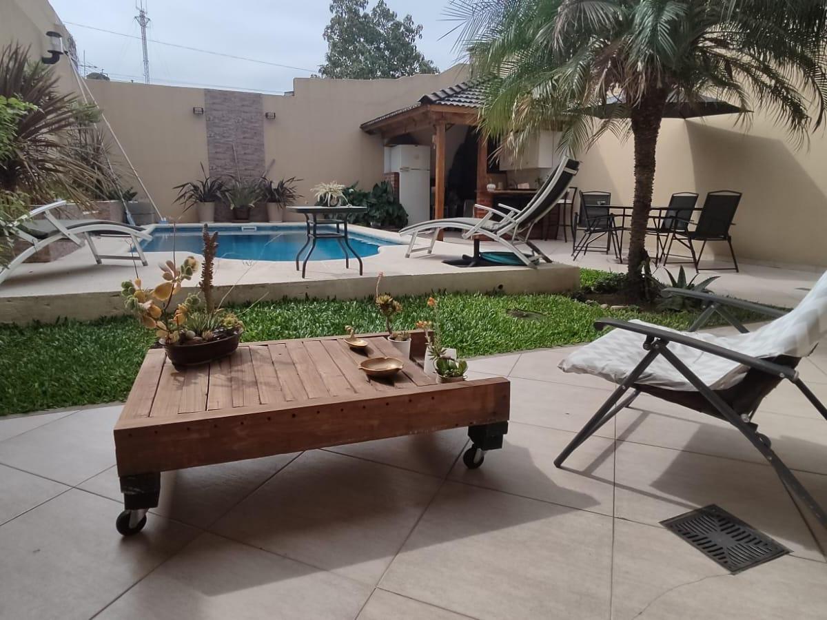 Foto de Hermoso CHALET 5 amb Piscina Cochera Venta Ramos Mejia, imagen 2