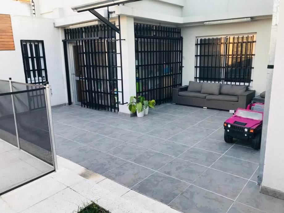 Foto de Hermosa Casa 4 Amb Piscina Fondo Libre Venta - Ramos Mejia, imagen 3