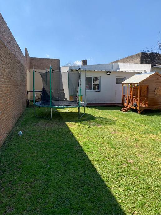 Foto de Hermosa Casa 4 Amb Piscina Fondo Libre Venta - Ramos Mejia, imagen 4
