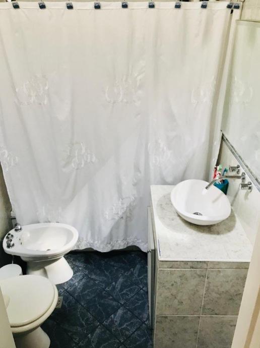 Foto de Hermosa Casa 4 Amb Piscina Fondo Libre Venta - Ramos Mejia, imagen 2