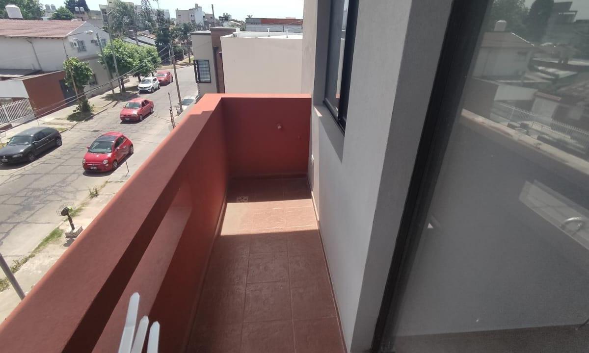 Departamento 2 ambientes en venta en Villa Luzuriaga.