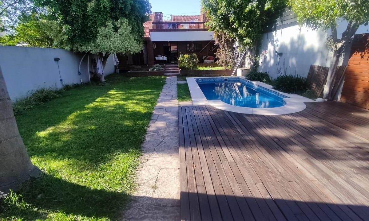 Chalet 5 ambientes piscina quincho garage - Venta en Ramos Mejía.