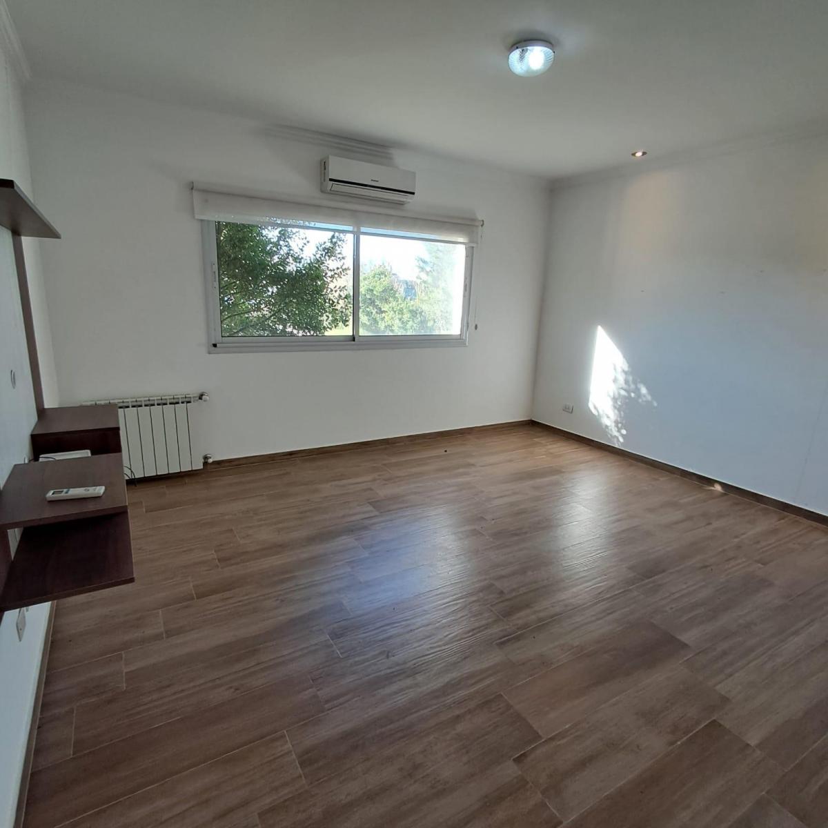 Foto de Casa 5 Amb. Piscina, Quincho, Fondo Libre, Vigilancia - Venta en, imagen 2