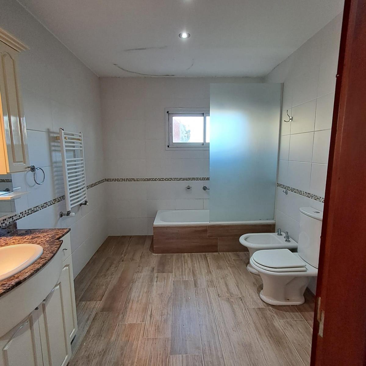 Foto de Casa 5 Amb. Piscina, Quincho, Fondo Libre, Vigilancia - Venta en, imagen 5