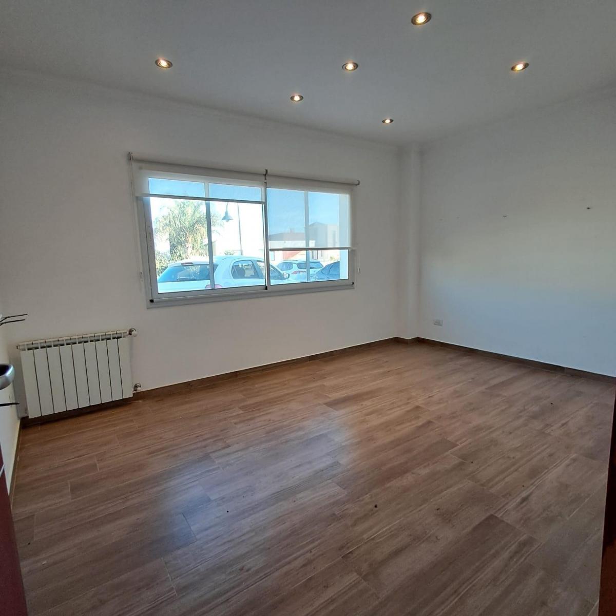Foto de Casa 5 Amb. Piscina, Quincho, Fondo Libre, Vigilancia - Venta en, imagen 4