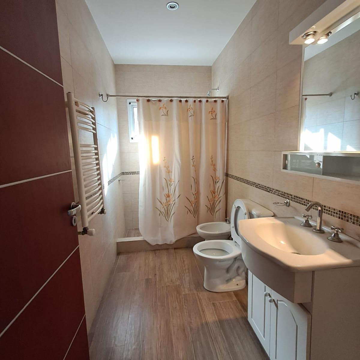 Casa 5 Amb. Piscina, Quincho, Fondo Libre, Vigilancia - Venta en Canning.