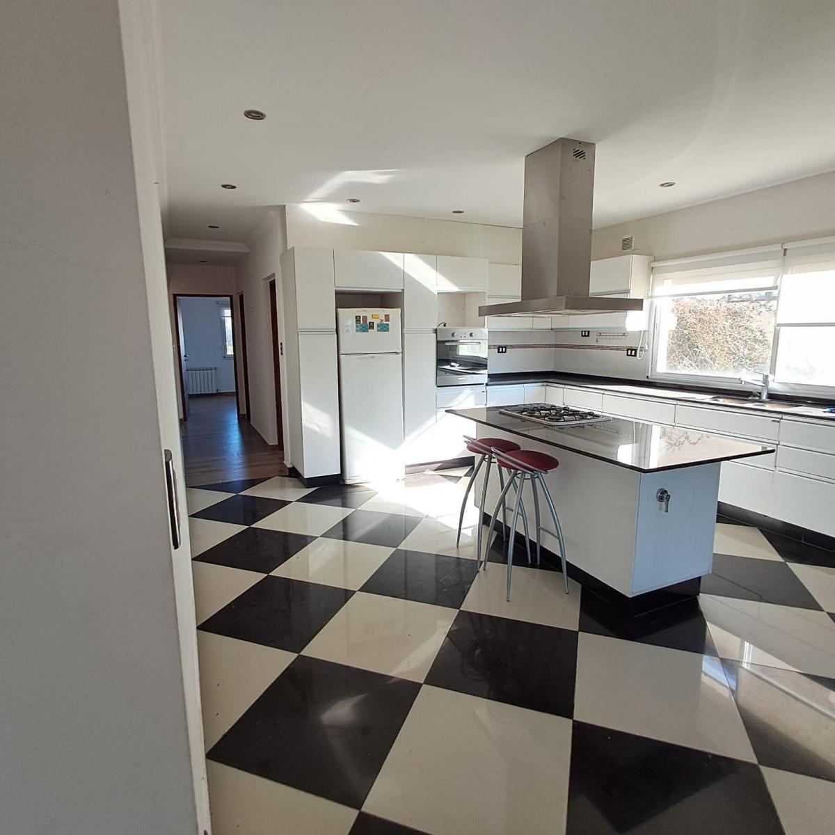 Foto de Casa 5 Amb. Piscina, Quincho, Fondo Libre, Vigilancia - Venta en, imagen 3