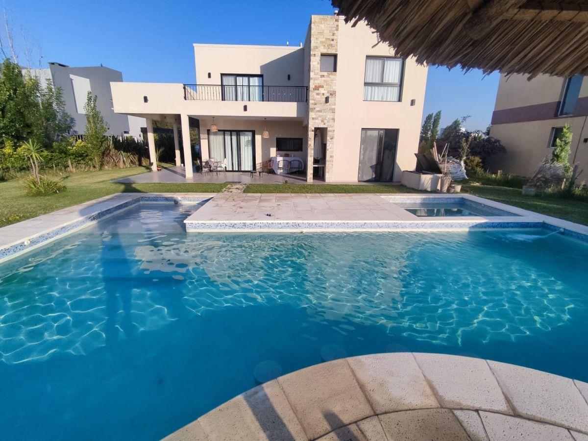 Hermosa Casa Barrio Cerrado Santo Domingo Alquiler 5 ambientes 4 baños Piscina Salida a laguna