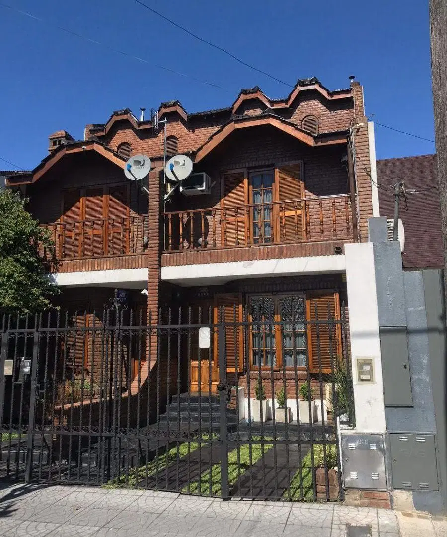 Triplex al frente 4 ambientes Cochera desc. Patio Quincho Alquiler San Justo 4