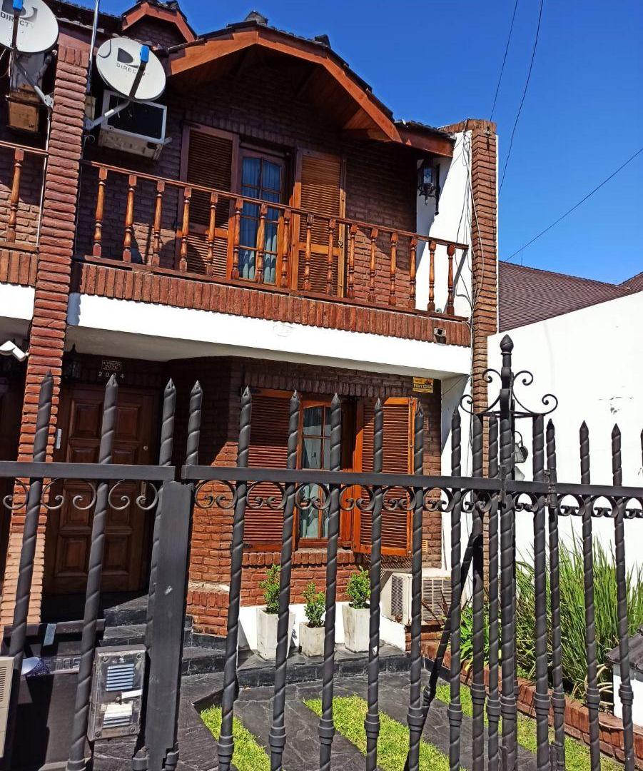 Triplex al frente 4 ambientes Cochera desc. Patio Quincho Alquiler San Justo