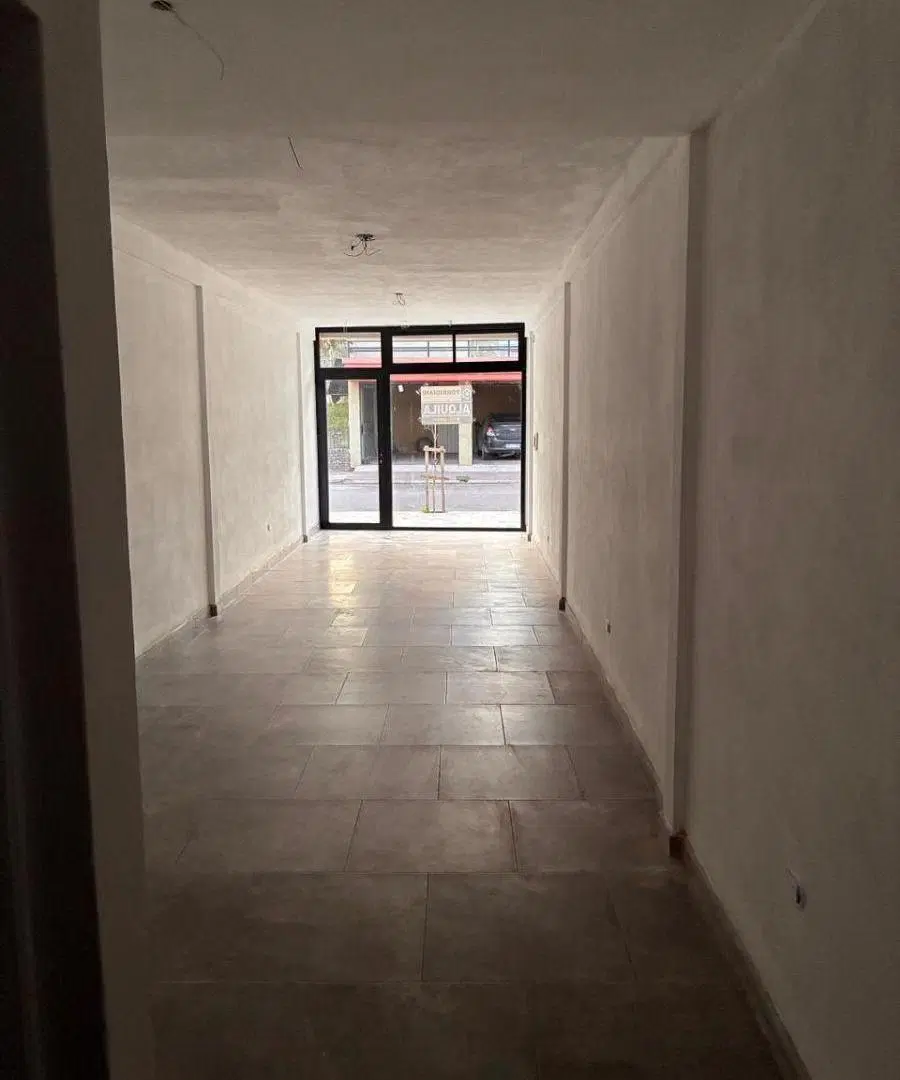 En alquiler locales comerciales a estrenar. 4