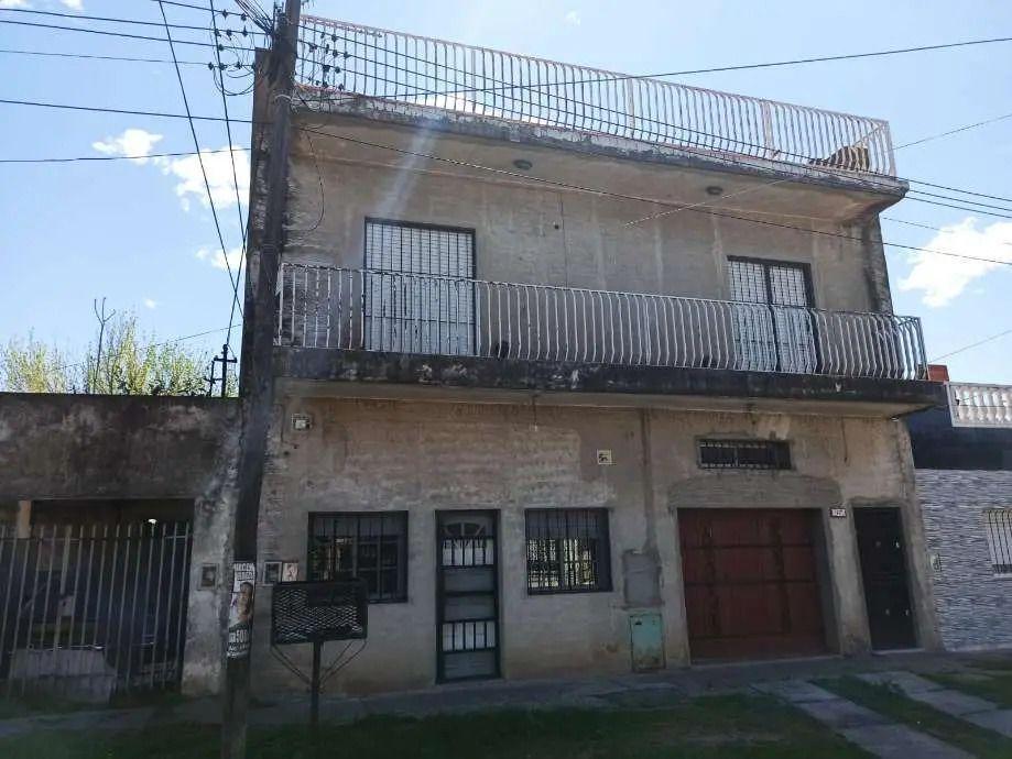 Foto de Casa Para 2 Familias En Venta En Isidro Casanova, imagen 3