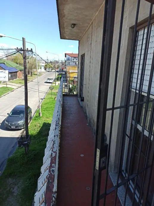 Foto de Casa Para 2 Familias En Venta En Isidro Casanova, imagen 2