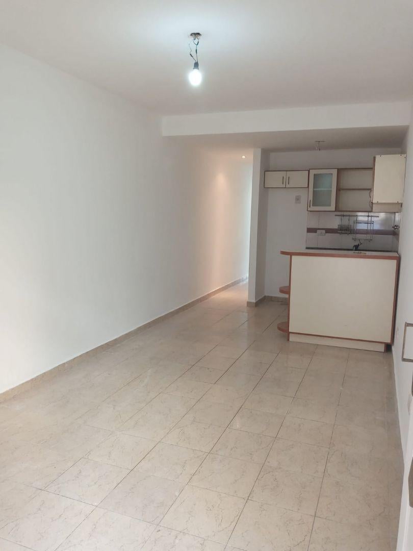 Foto de Departamento 2 y 1/2 amb Fondo Alquiler Villa Luzuriaga, imagen 3