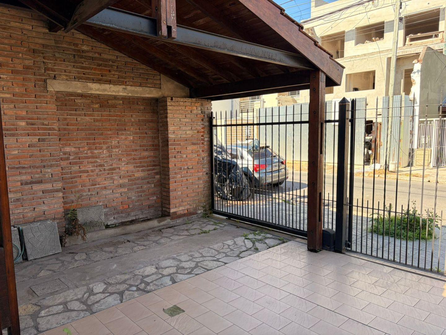 Foto de Casa Lote propio Fondo libre 4 amb Cochera Piscina Venta Ramos Mejia, imagen 3