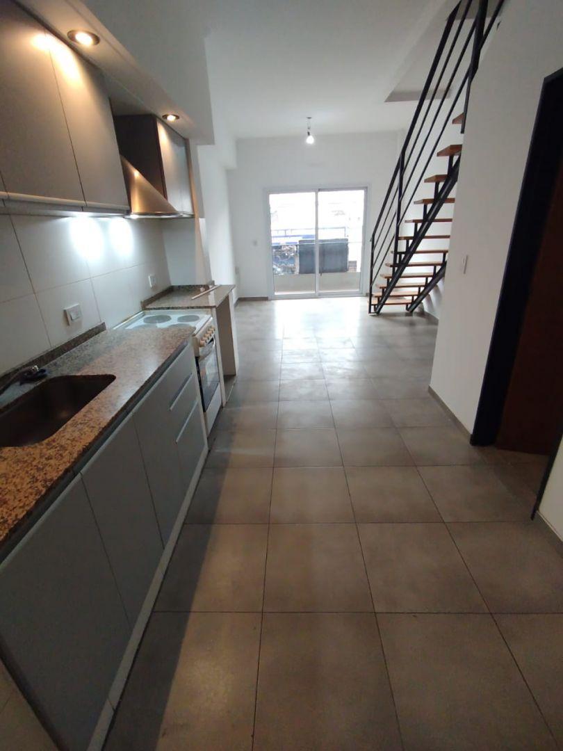 Foto de Depto. t/ duplex 3 amb Frente Balcon Alquiler Lomas/Tablada$650.000, imagen 3