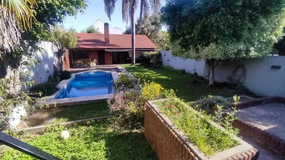 Foto de Chalet con Piscina Fondo Quincho Venta Ramos Mejia, imagen 1
